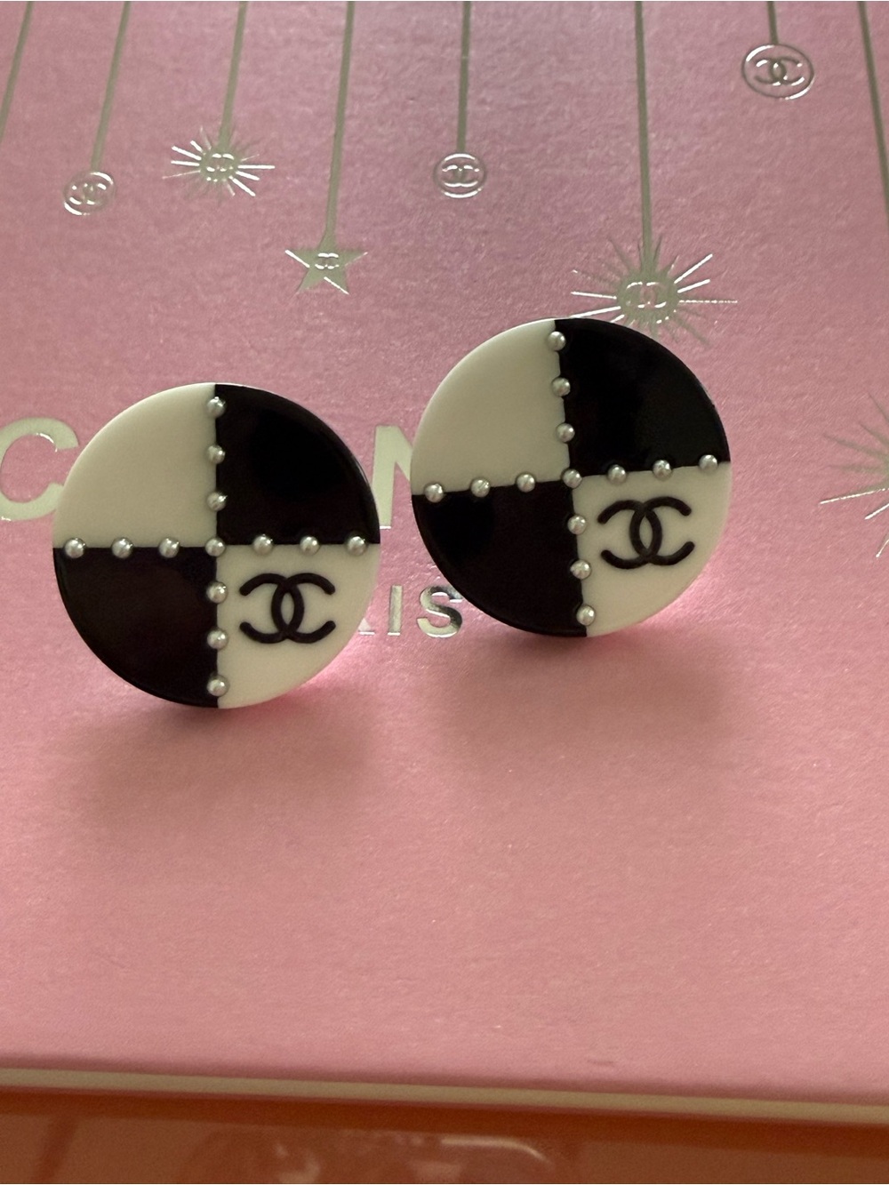 CHANEL Black and White Round CC Errings